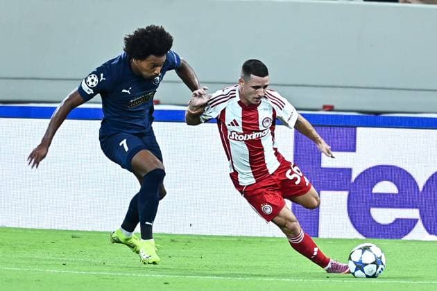 September 17, 2025, Piraeus, Piraeus, Greece: 56 DANIEL PODENCE of Olympiacos competes with 7 BRUNO of Paphos FC during the UEFA Champions League, League Phase, Matchday 1 game between Olympiacos and Paphos FC at Georgios Karaiskakis Stadium on September 17, 2025, in Piraeus, Greece. Piraeus Greece - ZUMAk160 20250917_zip_k160_006 Copyright: xStefanosxKyriazisx