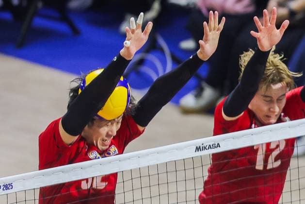(250918) -- QUEZON CITY, Sept. 18, 2025 -- Sato Shunichiro (L) and Takahashi Ran of Japan block the ball during the pool G match between Japan and Libya at the FIVB Men s World Championship, WM, Weltmeisterschaft 2025 in Quezon City, the Philippines, on Sept. 17, 2025. ) (SP)THE PHILIPPINES-QUEZON CITY-VOLLEYBALL-FIVB MEN S WORLD CHAMPIONSHIP 2025-JPN VS LBA RouellexUmali 