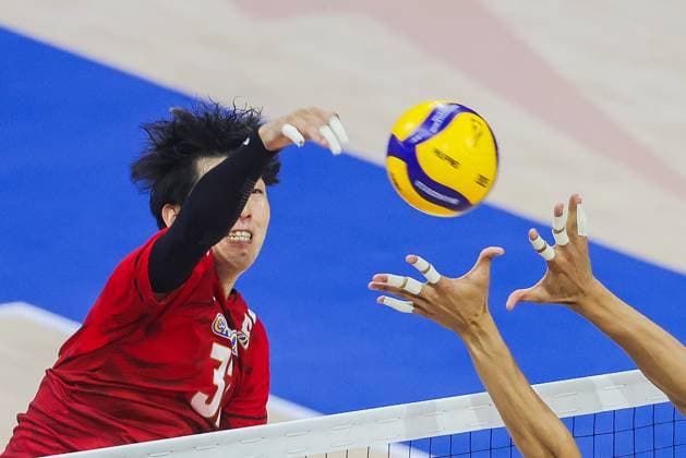 (250918) -- QUEZON CITY, Sept. 18, 2025 -- Sato Shunichiro of Japan spikes the ball during the pool G match between Japan and Libya at the FIVB Men s World Championship, WM, Weltmeisterschaft 2025 in Quezon City, the Philippines, on Sept. 17, 2025. ) (SP)THE PHILIPPINES-QUEZON CITY-VOLLEYBALL-FIVB MEN S WORLD CHAMPIONSHIP 2025-JPN VS LBA RouellexUmali 