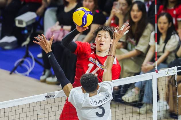 (250918) -- QUEZON CITY, Sept. 18, 2025 -- Ishikawa Yuki (back) of Japan competes against Ikhbayri Ahmed Abulubaba Amhimmid of Libya during the pool G match between Japan and Libya at the FIVB Men s World Championship, WM, Weltmeisterschaft 2025 in Quezon City, the Philippines, on Sept. 17, 2025. ) (SP)THE PHILIPPINES-QUEZON CITY-VOLLEYBALL-FIVB MEN S WORLD CHAMPIONSHIP 2025-JPN VS LBA RouellexUmali 