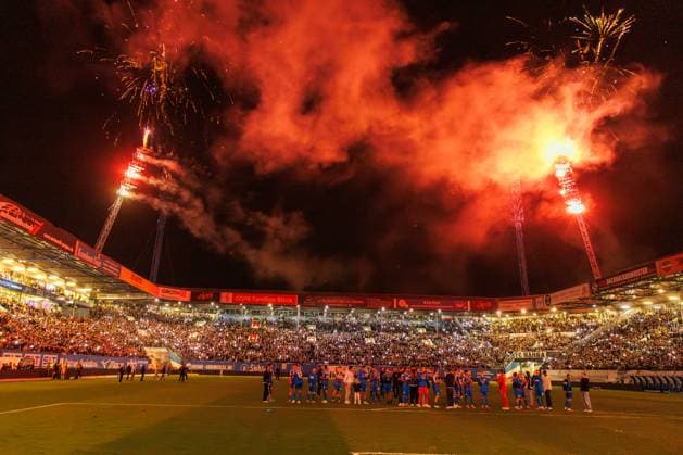 Nach dem Spiel wurden die alten Flutlichtmasten mit einer genehmigten Pyrotechnik verabschiedet. Dabei wurde eine Junge und andere Personen verletzt; GER, FC Hansa Rostock vs. TSV 1860 München, Fußball, Männer, 3. Liga, 06.Spieltag, Spielzeit 2025 2026, 17.09.2025 Rostock Ostseestadion Mecklenburg - Vorpommern Deutschland *** After the match, the old floodlight masts were bid farewell with an approved pyrotechnic device, injuring a boy and others GER, FC Hansa Rostock vs TSV 1860 München, Football, Men, 3 Liga, Matchday 06, Season 2025 2026, 17 09 2025 Rostock Ostseestadion Mecklenburg Vorpommern Germany