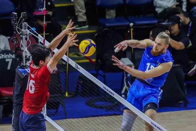 (250918) -- QUEZON CITY, Sept. 18, 2025 -- Joonas Mikael Jokela (R) of Finland spikes the ball during the pool C match between Finland and South Korea at the FIVB Men s World Championship, WM, Weltmeisterschaft 2025 in Quezon City, the Philippines, on Sept. 18, 2025. ) (SP)THE PHILIPPINES-QUEZON CITY-VOLLEYBALL-FIVB MEN S WORLD CHAMPIONSHIP 2025-FIN VS KOR RouellexUmali 