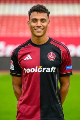 17.09.2025 - 1. FC Nürnberg FCN ( Club ) - 2. Fussball Bundesliga BL - Saison 2025 2026 - Fototermin Porträttermin Vorstellung Präsentation Pressetermin - - Einzelbild Einzelfoto Portrait Porträt Kopfbild - Henri Koudossou (8, 1. FC Nürnberg FCN )