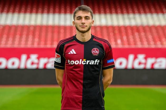 17.09.2025 - 1. FC Nürnberg FCN ( Club ) - 2. Fussball Bundesliga BL - Saison 2025 2026 - Fototermin Porträttermin Vorstellung Präsentation Pressetermin - - Einzelbild Einzelfoto Portrait Porträt Kopfbild - Adam Markhiev (6, 1. FC Nürnberg FCN )