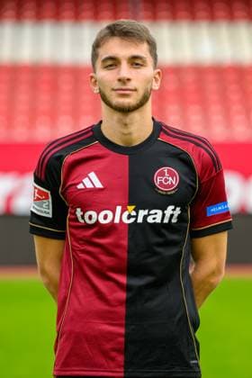 17.09.2025 - 1. FC Nürnberg FCN ( Club ) - 2. Fussball Bundesliga BL - Saison 2025 2026 - Fototermin Porträttermin Vorstellung Präsentation Pressetermin - - Einzelbild Einzelfoto Portrait Porträt Kopfbild - Adam Markhiev (6, 1. FC Nürnberg FCN )