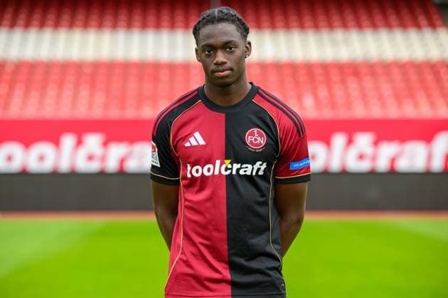 17.09.2025 - 1. FC Nürnberg FCN ( Club ) - 2. Fussball Bundesliga BL - Saison 2025 2026 - Fototermin Porträttermin Vorstellung Präsentation Pressetermin - - Einzelbild Einzelfoto Portrait Porträt Kopfbild - Mustapha Hindolo (22, 1. FC Nürnberg FCN )