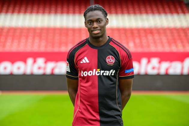 17.09.2025 - 1. FC Nürnberg FCN ( Club ) - 2. Fussball Bundesliga BL - Saison 2025 2026 - Fototermin Porträttermin Vorstellung Präsentation Pressetermin - - Einzelbild Einzelfoto Portrait Porträt Kopfbild - Mustapha Hindolo (22, 1. FC Nürnberg FCN )