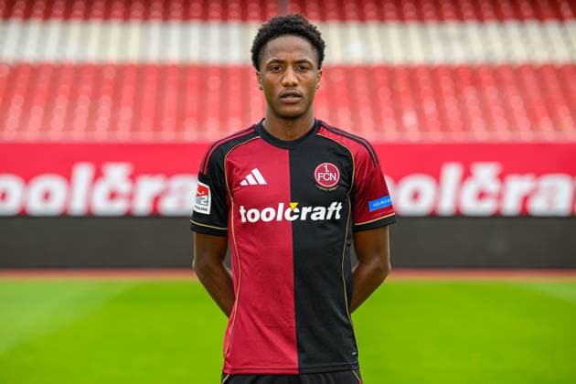 17.09.2025 - 1. FC Nürnberg FCN ( Club ) - 2. Fussball Bundesliga BL - Saison 2025 2026 - Fototermin Porträttermin Vorstellung Präsentation Pressetermin - - Einzelbild Einzelfoto Portrait Porträt Kopfbild - Pape Demba Diop (20, 1. FC Nürnberg FCN )