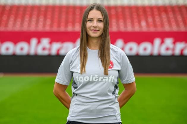 17.09.2025 - 1. FC Nürnberg FCN ( Club ) - 2. Fussball Bundesliga BL - Saison 2025 2026 - Fototermin Porträttermin Vorstellung Präsentation Pressetermin - - Einzelbild Einzelfoto Portrait Porträt Kopfbild - Anika Monatzetter (Physiotherapeutin 1. FC Nürnberg FCN )