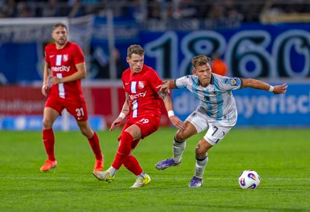 14.09.2025, Fussball 3. Liga 2025 2026, 5.Spieltag, TSV 1860 München - TSV Havelse, im Stadion an der Grünwalder Strasse München, v.li: Florian Riedel (TSV Havelse) gegen Florian Niederlechner (TSV 1860 München) *** 14 09 2025, Soccer 3 Liga 2025 2026, Matchday 5, TSV 1860 Munich TSV Havelse, at Stadion an der Grünwalder Strasse Munich, v li Florian Riedel TSV Havelse vs Florian Niederlechner TSV 1860 Munich