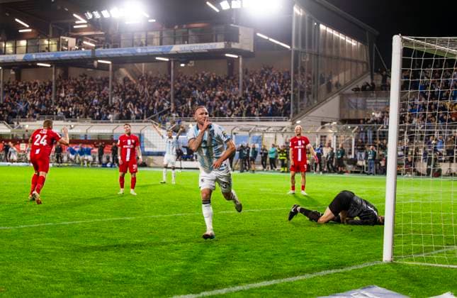 14.09.2025, Fussball 3. Liga 2025 2026, 5.Spieltag, TSV 1860 München - TSV Havelse, im Stadion an der Grünwalder Strasse München, Torjubel Patrick Hobsch (TSV 1860 München), re: Torwart Tom Opitz (TSV Havelse) geschlagen am Boden. *** 14 09 2025, Soccer 3 Liga 2025 2026, Matchday 5, TSV 1860 Munich TSV Havelse, at Stadion an der Grünwalder Strasse Munich, Goal celebration Patrick Hobsch TSV 1860 Munich , re Goalkeeper Tom Opitz TSV Havelse beaten on the ground