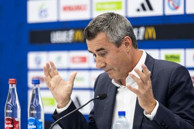 NEWS: Le president du Racing Marc Keller a reagi en confÃ rence de presse aux banderoles dÃ ployees dimanche a la Meinau. Strasbourg 18 09 2025 Le president du Racing Marc Keller a reagi en conference de presse aux banderoles dÃ ployÃ es dimanche a la Meinau.  Copyright: xelyxandroxcegarrax