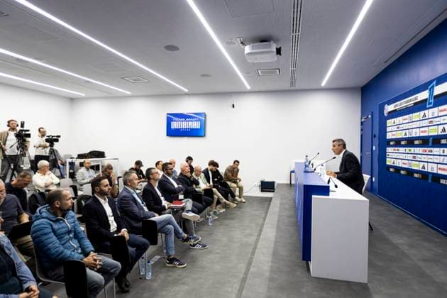 NEWS: Le president du Racing Marc Keller a reagi en confÃ rence de presse aux banderoles dÃ ployees dimanche a la Meinau. Strasbourg 18 09 2025 Le president du Racing Marc Keller a reagi en conference de presse aux banderoles dÃ ployÃ es dimanche a la Meinau.  Copyright: xelyxandroxcegarrax
