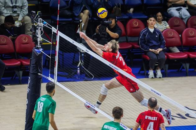 (250918) -- QUEZON CITY, Sept. 18, 2025 -- Ferre Reggers (Top) of Belgium competes during the pool F match between Belgium and Algeria at the FIVB Men s World Championship, WM, Weltmeisterschaft 2025 in Quezon City, the Philippines, on Sept. 18, 2025. ) (SP)PHILIPPINES-QUEZON CITY-VOLLEYBALL-FIVB MEN S WORLD CHAMPIONSHIP 2025 ROUELLExUMALI 