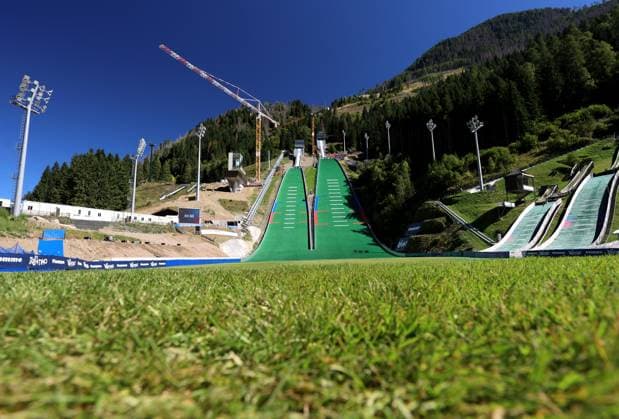 FIS Sommer Grand-Prix, Skispringen, Skijumping, Worldcup, Weltcup, Herren, Predazzo, Val di Fiemme, Trampolino dal Ben Hier der Blick auf die neu gebauten Skisprungschanzen, Olympischanzen in Predazzo, Skispringen, Mattenschanze *** FIS Summer Grand Prix, ski jumping, skijumping, Worldcup, World Cup, men, Predazzo, Val di Fiemme, Trampolino dal Ben Here is a view of the newly built ski jumping hills, Olympic ski jumps in Predazzo, ski jumping, plastic covered hill