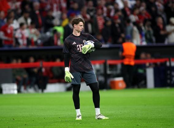 Fussball, Herren, Champions League, Saison 2025 2026, FC Bayern München - FC Chelsea, 1.Spieltag, Allianz Arena Jonas Urbig (FC Bayern München) stehend mit einem Ball im linken Arm, hier beim Aufwärmen
