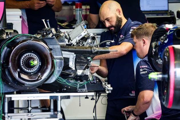 F1 - AZERBAIJAN GRAND PRIX 2025 Alpine F1 Team A525, mechanics working on the gearbox during the 2025 Formula 1 Qatar Airways Azerbaijan Grand Prix, 17th round of the 2025 FIA Formula One World Championship, WM, Weltmeisterschaft from September 19 to 21, 2025 on the Baku City Circuit, in Baku, Azerbaijan - BakuAzerbaijan  Copyright: xFLORENTxGOODENx