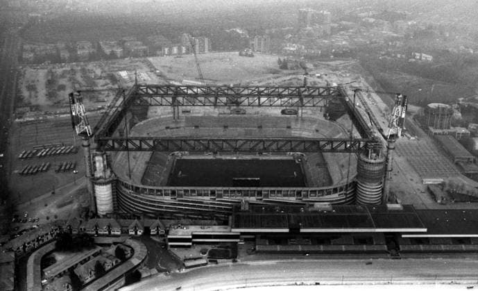 MILAN - **SPECIAL FEE** AERIAL VIEWS OF THE SAN SIRO MEAZZA STADIUM, DURING THE CONSTRUCTION OF THE THIRD TIER IN 1989  Copyright: xAgenziaxFotogrammax xipa-agency.netx xAgenziaxFotogrammax 0834299474st