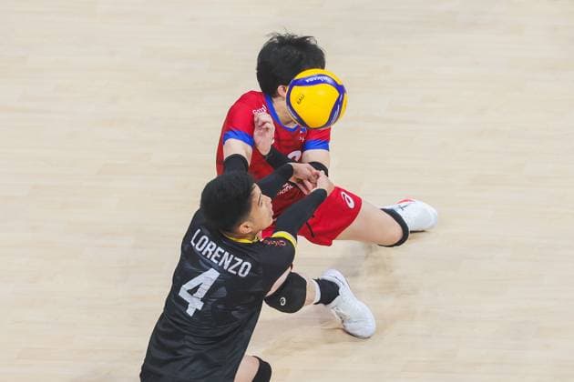 (250918) -- PASAY CITY, Sept. 18, 2025 -- Josh Ybanez (Back) and Vince Patrick Lorenzo of the Philippines compete during the pool A match between Iran and the Philippines at the FIVB Men s World Championship, WM, Weltmeisterschaft 2025 in Pasay City, the Philippines, on Sept. 18, 2025. ) (SP)THE PHILIPPINES-PASAY CITY-VOLLEYBALL-FIVB MEN S WORLD CHAMPIONSHIP 2025 ROUELLExUMALI 