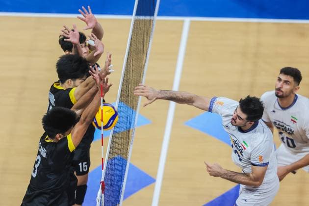 (250918) -- PASAY CITY, Sept. 18, 2025 -- Morteza Sharifi (Front R) of Iran competes during the pool A match between Iran and the Philippines at the FIVB Men s World Championship, WM, Weltmeisterschaft 2025 in Pasay City, the Philippines, on Sept. 18, 2025. ) (SP)THE PHILIPPINES-PASAY CITY-VOLLEYBALL-FIVB MEN S WORLD CHAMPIONSHIP 2025 ROUELLExUMALI 