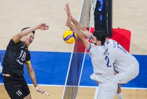 (250918) -- PASAY CITY, Sept. 18, 2025 -- Rwenzmel Taguibolos (L) of the Philippines competes during the pool A match between Iran and the Philippines at the FIVB Men s World Championship, WM, Weltmeisterschaft 2025 in Pasay City, the Philippines, on Sept. 18, 2025. ) (SP)THE PHILIPPINES-PASAY CITY-VOLLEYBALL-FIVB MEN S WORLD CHAMPIONSHIP 2025 ROUELLExUMALI 