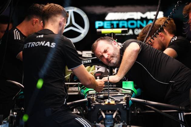 F1 - AZERBAIJAN GRAND PRIX 2025 Mercedes AMG F1 Team mechanic, mecanicien, mechanics during the 2025 Formula 1 Qatar Airways Azerbaijan Grand Prix, 17th round of the 2025 FIA Formula One World Championship, WM, Weltmeisterschaft from September 19 to 21, 2025 on the Baku City Circuit, in Baku, Azerbaijan - BakuAzerbaijan  Copyright: xEricxAlonsox