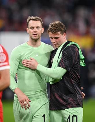FUSSBALL CHAMPIONS LEAGUE SAISON 2025 2026 Vorrunde 1. Spieltag 17.09.2025 FC Bayern Muenchen - FC Chelsea London Torwart Manuel Neuer (li, FC Bayern Muenchen) umarmt von Torwart Jonas Urbig (re, FC Bayern Muenchen)