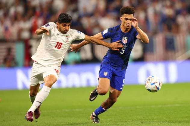 Iran v USA: FIFA World Cup, WM, Weltmeisterschaft, Fussball Qatar 2022 DOHA, QATAR - NOVEMBER 29: Antonee Robinson (5) of USA in action against Mehdi Torabi (16) of Iran during the FIFA World Cup Qatar 2022 Group B match between Iran and USA at Al Thumama Stadium in Doha, Qatar on November 29, 2022. Doha Qatar. Editorial use only. Please get in touch for any other usage.  Copyright: x2025xAnadoluxEvrimxAydÄ±nx