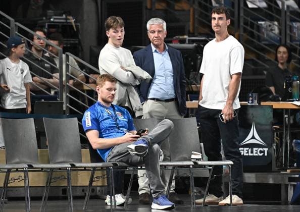 18.09.2025, xlakx, Handball, EHF Champions League, Fuechse Berlin - Aalborg Handbold v.l. Maximilian Rinderle (Fuechse Berlin Co.Trainer), Nils Lichtlein (Fuechse Berlin), Frank Steffel Praesident der Fuechse Berlin, Lukas Herburger (Fuechse Berlin) verletzt Berlin