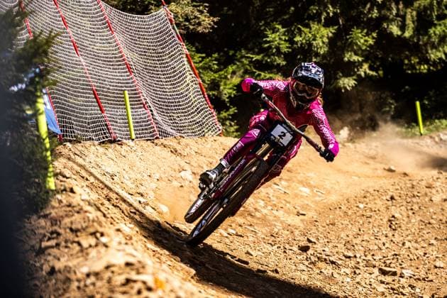 Whoop UCI Mountainbikeworldcup Downhill Lenzerheide BAUMANN Lisa COMMENCAL SCHWALBE BY LES ORRESat Whoop UCI Mountainbikeworldcup Downhill Lenzerheide, 18.09.2025,in Lenzerheide,SUI Foto: Sebastian Sternemannat Whoop UCI Mountainbikeworldcup Downhill Lenzerheide, 18.09.2025,in Lenzerheide,SUI Foto: Sebastian Sternemann