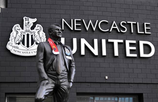 Sir Bobby Robson statue draped in a Newcastle United and Barcelona scarf Newcastle United v Barcelona, UEFA Champions League, Group Stage, Football, St James Park, Newcastle, UK - 18 Sep 2025Newcastle St James Park United Kingdom EDITORIAL USE ONLY No use with unauthorised audio, video, data, fixture lists, club league logos or live services. Online in-match use limited to 120 images, no video emulation. No use in betting, games or single club league player publications. Copyright: xRichardxLee Shutterstockx 15486944i