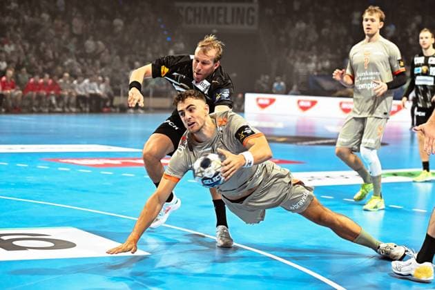 18.09.2025, xlakx, Handball, EHF Champions League, Fuechse Berlin - Aalborg Handbold v.l. Max Darj (Fuechse Berlin), Mads Hoxer (Aalborg Handbold) Zweikampf, Duell, Kampf, tackle Berlin