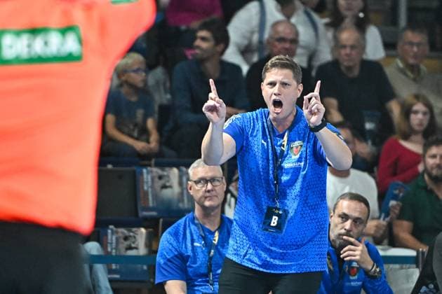 18.09.2025, xlakx, Handball, EHF Champions League, Fuechse Berlin - Aalborg Handbold v.l. Nicolej Krickau (Fuechse Berlin Trainer) gibt Anweisungen, gestikuliert mit den Armen, gesticulate, gives instructions Berlin