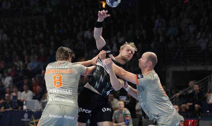 Vetle Roenningen, Matthes Langhoff am Ball, Simon Hald Zweikampf Spielszene Aktion Handball CL Championsleague Champions League Herren 2. Spieltag Saison 2025 2026 18.09.2025 Füchse Berlin vs. Aalborg Handbold in der Max Schmeling Halle