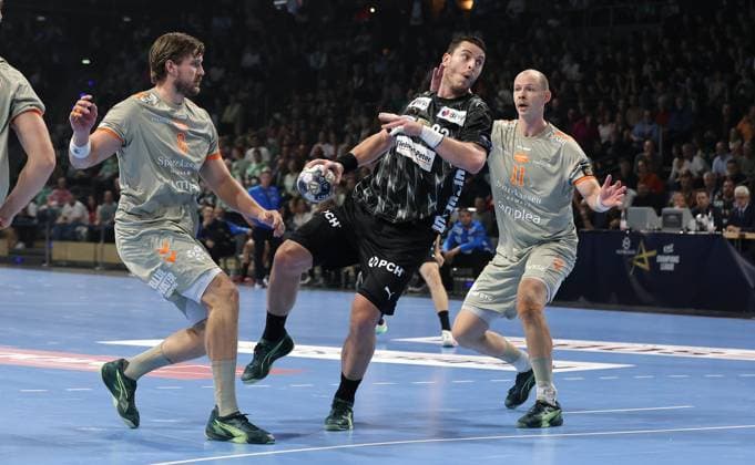 Vetle Roenningen, Mijajlo Marsenic am Ball, Simon Hald Zweikampf Spielszene Aktion Handball CL Championsleague Champions League Herren 2. Spieltag Saison 2025 2026 18.09.2025 Füchse Berlin vs. Aalborg Handbold in der Max Schmeling Halle
