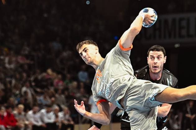 18.09.2025, xlakx, Handball, EHF Champions League, Fuechse Berlin - Aalborg Handbold v.l. AMads Hoxer (Aalborg Handbold), Mijajlo Marsenic (Fuechse Berlin) setzt zum Sprungwurf an Berlin