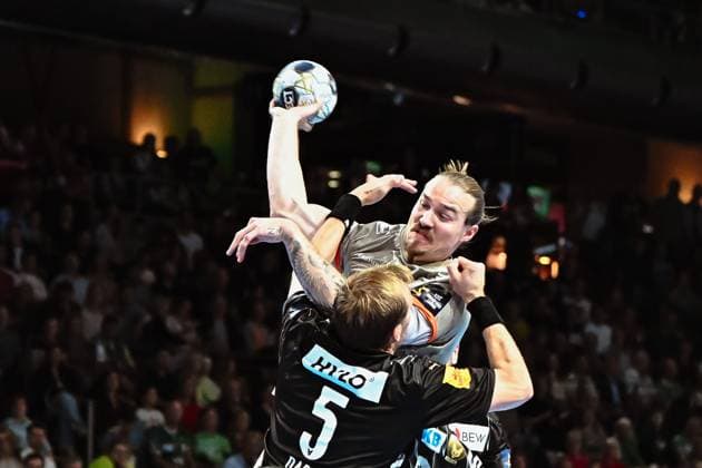 18.09.2025, xlakx, Handball, EHF Champions League, Fuechse Berlin - Aalborg Handbold v.l. Max Darj (Fuechse Berlin), Lukas Nilsson (Aalborg Handbold) setzt zum Sprungwurf an Berlin
