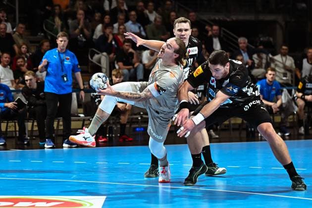 18.09.2025, xlakx, Handball, EHF Champions League, Fuechse Berlin - Aalborg Handbold v.l. Lukas Nilsson (Aalborg Handbold),Lasse Andersson (Fuechse Berlin), Mijajlo Marsenic (Fuechse Berlin) Zweikampf, Duell, Kampf, tackle Berlin