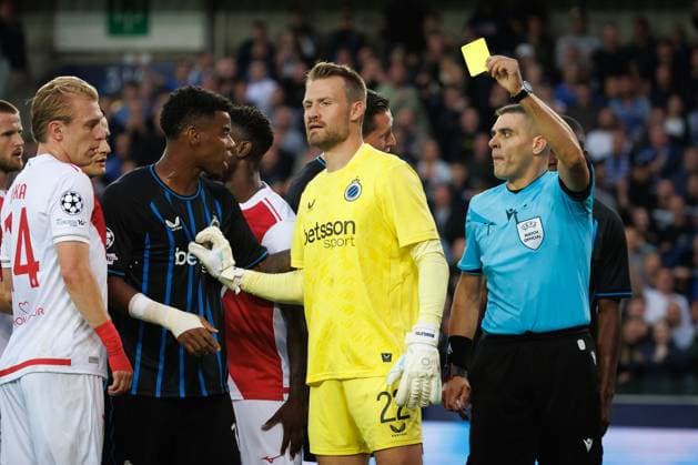 Club s goalkeeper Simon Mignolet receives a yellow card from the referee during a soccer game between Belgian Club Brugge KV and French AS Monaco, in Brugge on Thursday 18 September 2025, on the opening day of the League phase of the UEFA Champions League tournament. KURTxDESPLENTER  x134635149x