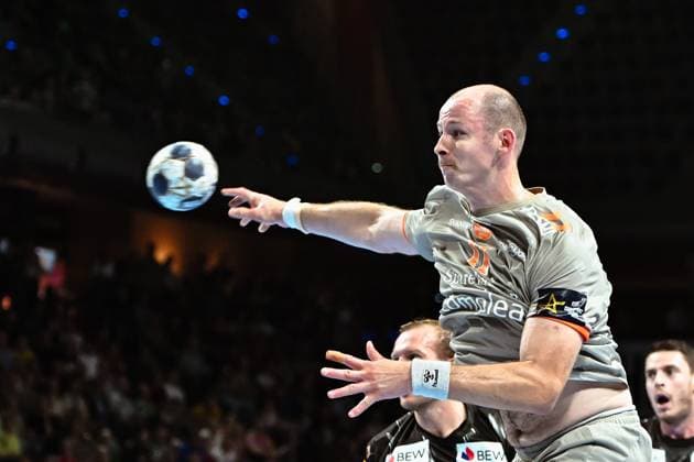 18.09.2025, xlakx, Handball, EHF Champions League, Fuechse Berlin - Aalborg Handbold v.l. Simon Hald (Aalborg Handbold) setzt zum Sprungwurf an Berlin