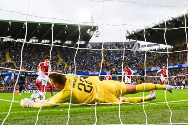 Club Brugge v Monaco - UEFA Champions League BRUGGE, BELGIUM - SEPTEMBER 18 : Mignolet Simon goalkeeper of Club Brugge stops a penalty during the UEFA Champions League 2025 26 League Phase MD1 match between Club Brugge and Monaco on September 18, 2025 in Brugge, Belgium, 18 09 2025 Brugge Belgium  Copyright: xVincentxKalutx