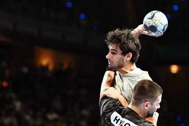 18.09.2025, xlakx, Handball, EHF Champions League, Fuechse Berlin - Aalborg Handbold v.l. Marinus Munk (Aalborg Handbold),Fabian Wiede (Fuechse Berlin) setzt zum Sprungwurf an Berlin