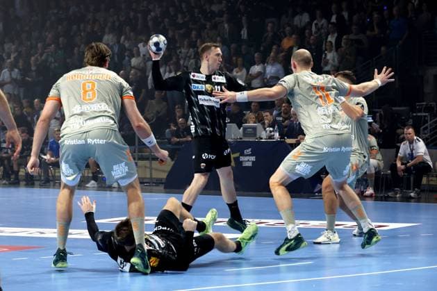 DEU, EHF Champions League, Fuechse Berlin vs. Aalborg, 18.09.2025, Max-Schmeling-Halle, Berlin, DEU, EHF Champions League, Fuechse Berlin vs. Aalborg, im Bild Lasse Andersson (Fuechse Berlin 11), Mathias Gidsel (Fuechse Berlin 19), Simon Hald (Aalborg Handbold 11), Vetle Ronningen (Aalborg Handbold 8)