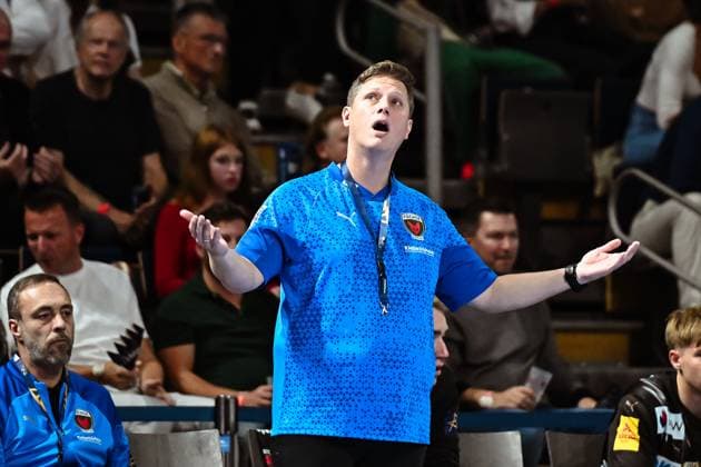 18.09.2025, xlakx, Handball, EHF Champions League, Fuechse Berlin - Aalborg Handbold v.l. Nicolej Krickau (Fuechse Berlin Trainer) gibt Anweisungen, gestikuliert mit den Armen, gesticulate, gives instructions Berlin
