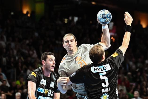 18.09.2025, xlakx, Handball, EHF Champions League, Fuechse Berlin - Aalborg Handbold v.l. Mijajlo Marsenic (Fuechse Berlin), Juri Knorr (Aalborg Handbold), Max Darj (Fuechse Berlin) setzt zum Sprungwurf an Berlin