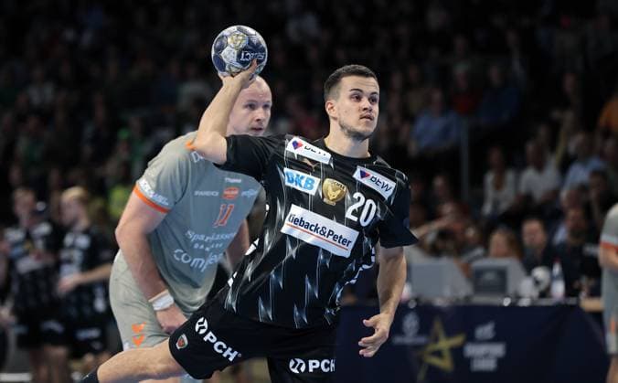 Tim Freihöfer am Ball beim Siebenmeter Strafwurf Aktion Oberkörper Handball CL Championsleague Champions League Herren 2. Spieltag Saison 2025 2026 18.09.2025 Füchse Berlin vs. Aalborg Handbold in der Max Schmeling Halle