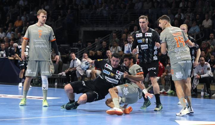 Mijajlo Marsenic im Zweikampf mit Marinus Munk Aktion Spielszene Handball CL Championsleague Champions League Herren 2. Spieltag Saison 2025 2026 18.09.2025 Füchse Berlin vs. Aalborg Handbold in der Max Schmeling Halle