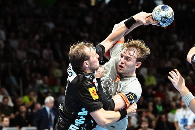 18.09.2025, xlakx, Handball, EHF Champions League, Fuechse Berlin - Aalborg Handbold v.l. Max Darj (Fuechse Berlin), Thomas Arnoldsen (Aalborg Handbold) Zweikampf, Duell, Kampf, tackle Berlin