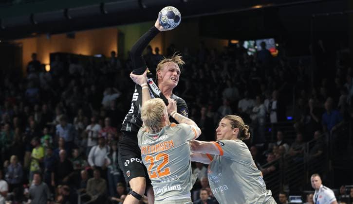Tobias Schjoelberg Groendahl am Ball, Rene Antonsen, Juri Knorr Zweikampf Spielszene Aktion Handball CL Championsleague Champions League Herren 2. Spieltag Saison 2025 2026 18.09.2025 Füchse Berlin vs. Aalborg Handbold in der Max Schmeling Halle