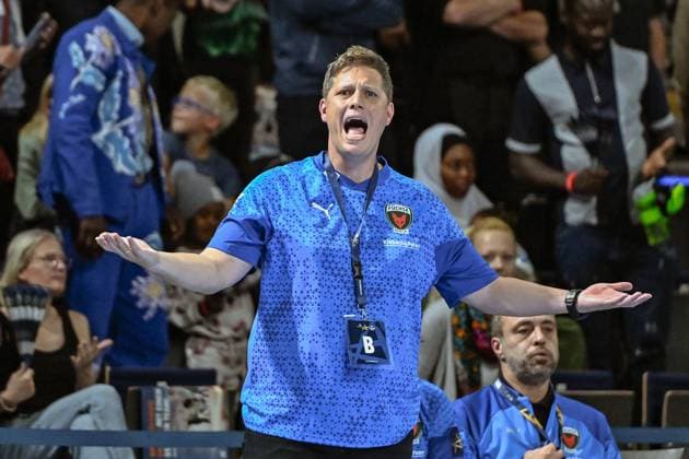 18.09.2025, xlakx, Handball, EHF Champions League, Fuechse Berlin - Aalborg Handbold v.l. Nicolej Krickau (Fuechse Berlin Trainer) gibt Anweisungen, gestikuliert mit den Armen, gesticulate, gives instructions Berlin